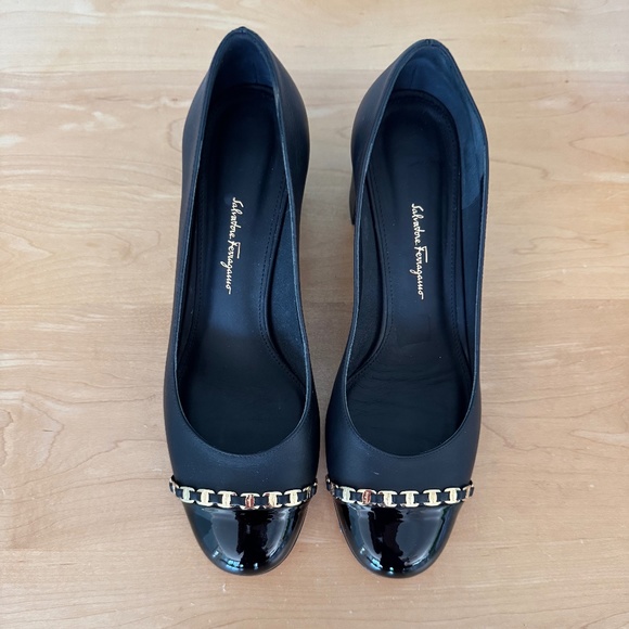 FERRAGAMO AVELLA BLACK LEATHER GOLD GANCINI CHAIN PATENT CAP TOE PUMPS 9.5 B - Picture 5 of 5